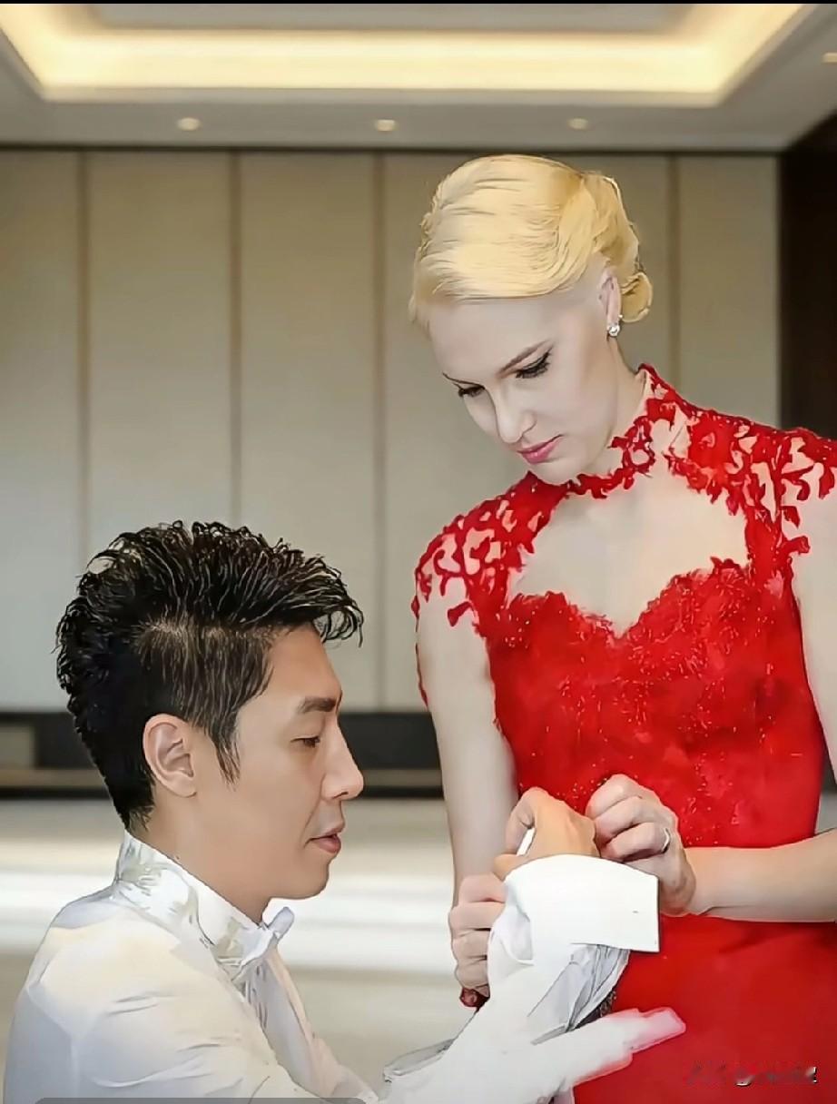 撒贝宁与李白吵架，
妻子口误说“你打死老子”
逗得他笑倒在地。
跨国婚姻有差异更