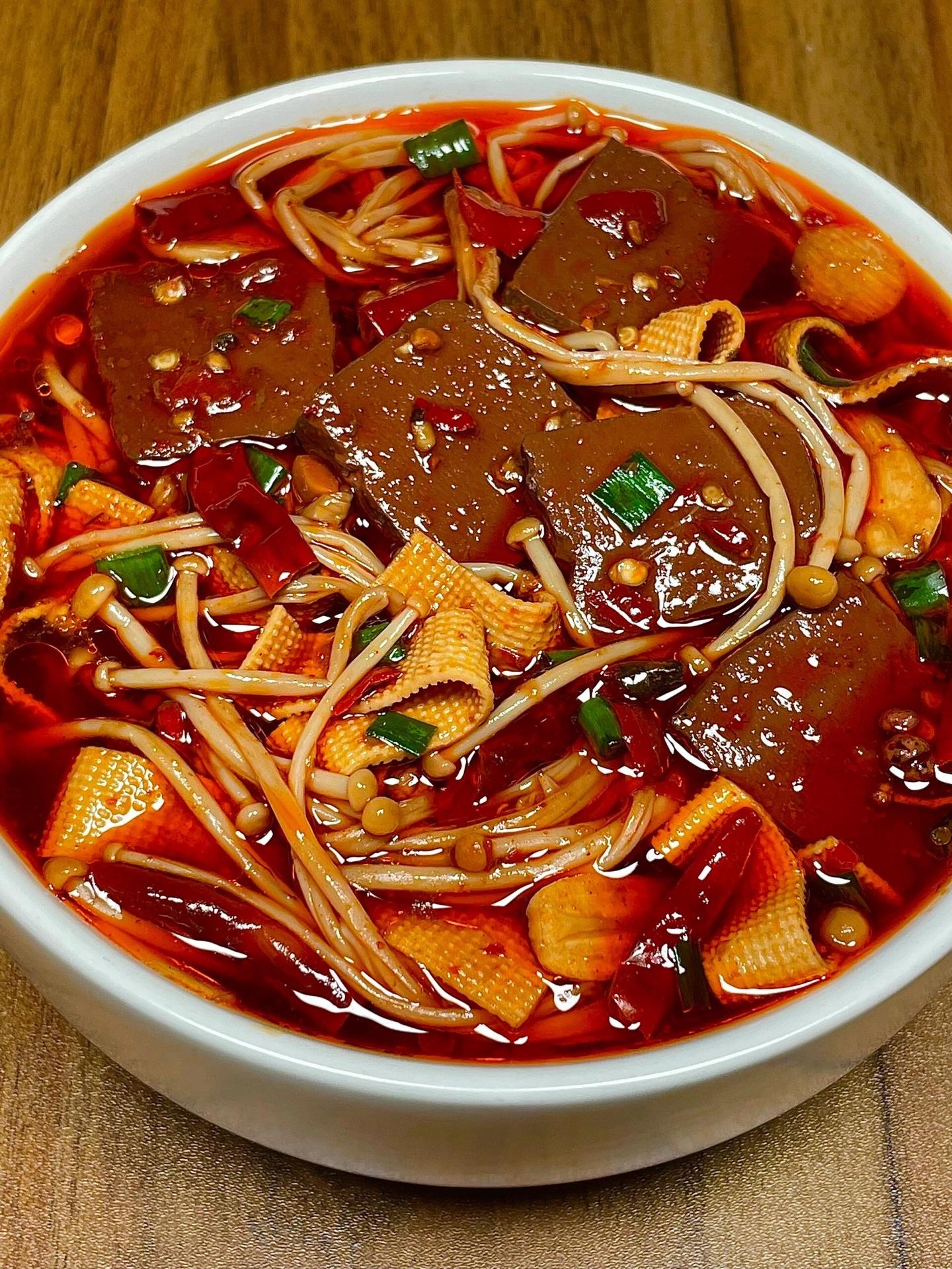一定要去亲手做一碗毛血旺。香辣过瘾，麻辣鲜香，食材超入味巨好吃，根本炫...