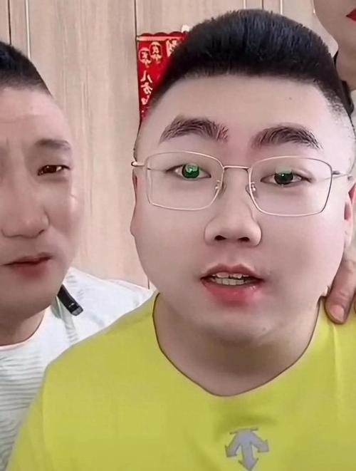 二人转演员蒋小东发布讣告，儿子蒋一铭于3月5日骤然离世，年仅28岁。蒋小东悲痛泣