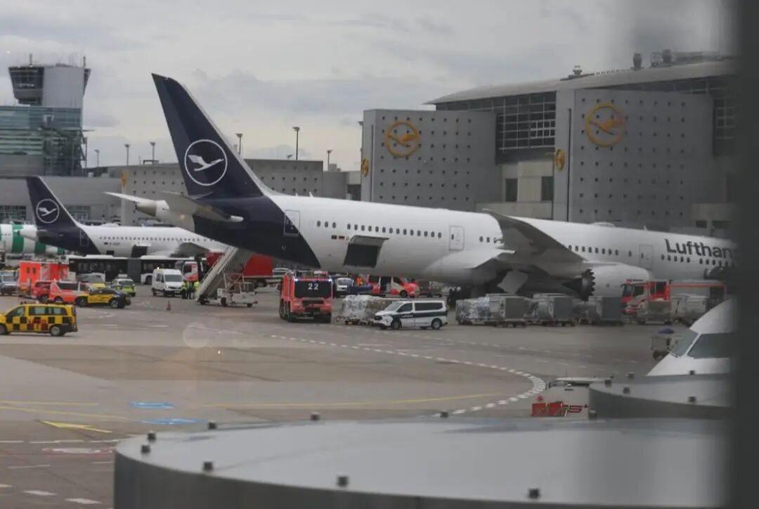 德国汉莎航空表示，周四，该公司一架原定飞往洛杉矶的波音787客机在法兰克福机场的
