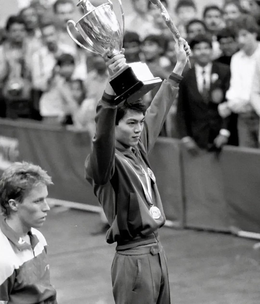 江嘉良吴玉芳只差一岁，现在看上去像是差十岁了，江嘉良身材保持不错，显年轻