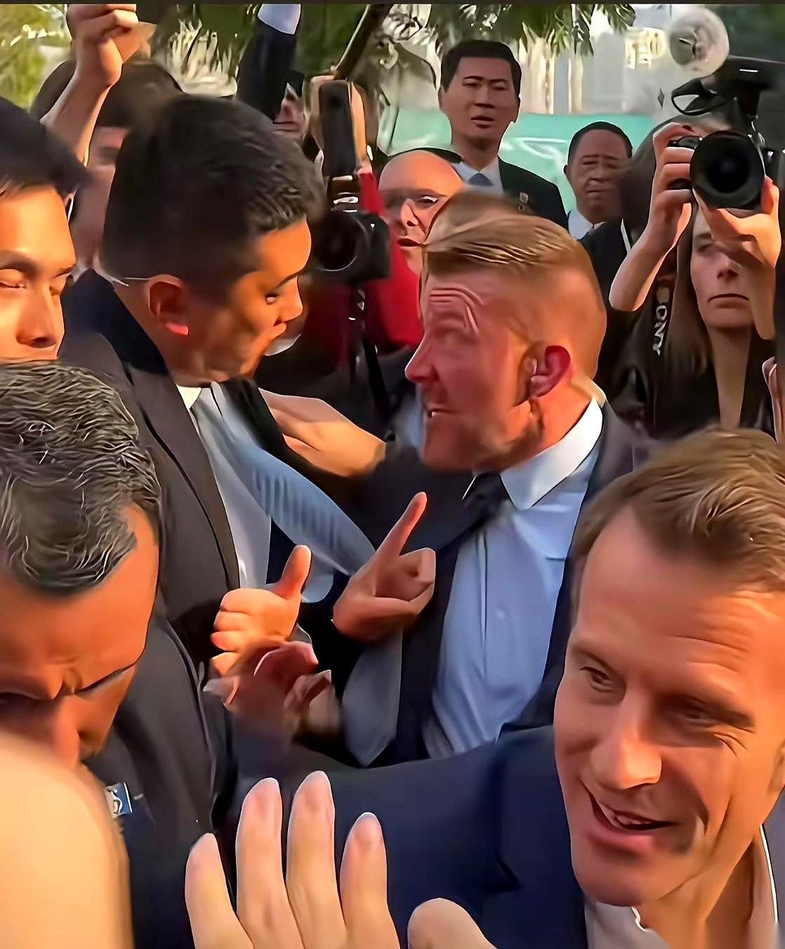 法国保镖快PTSD了，嘴里念叨着：上次就是这样，他被扇了一巴掌，回头就扣了我一个