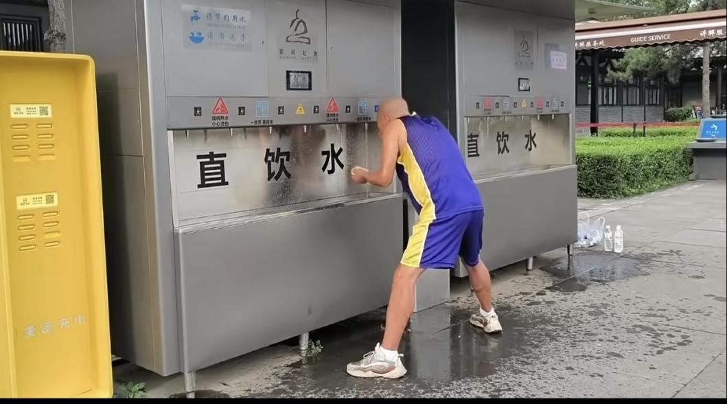 他真是丢人现眼了
至少全国人民都知道了。
你有录视频的功夫，
赶紧给景区管理人员