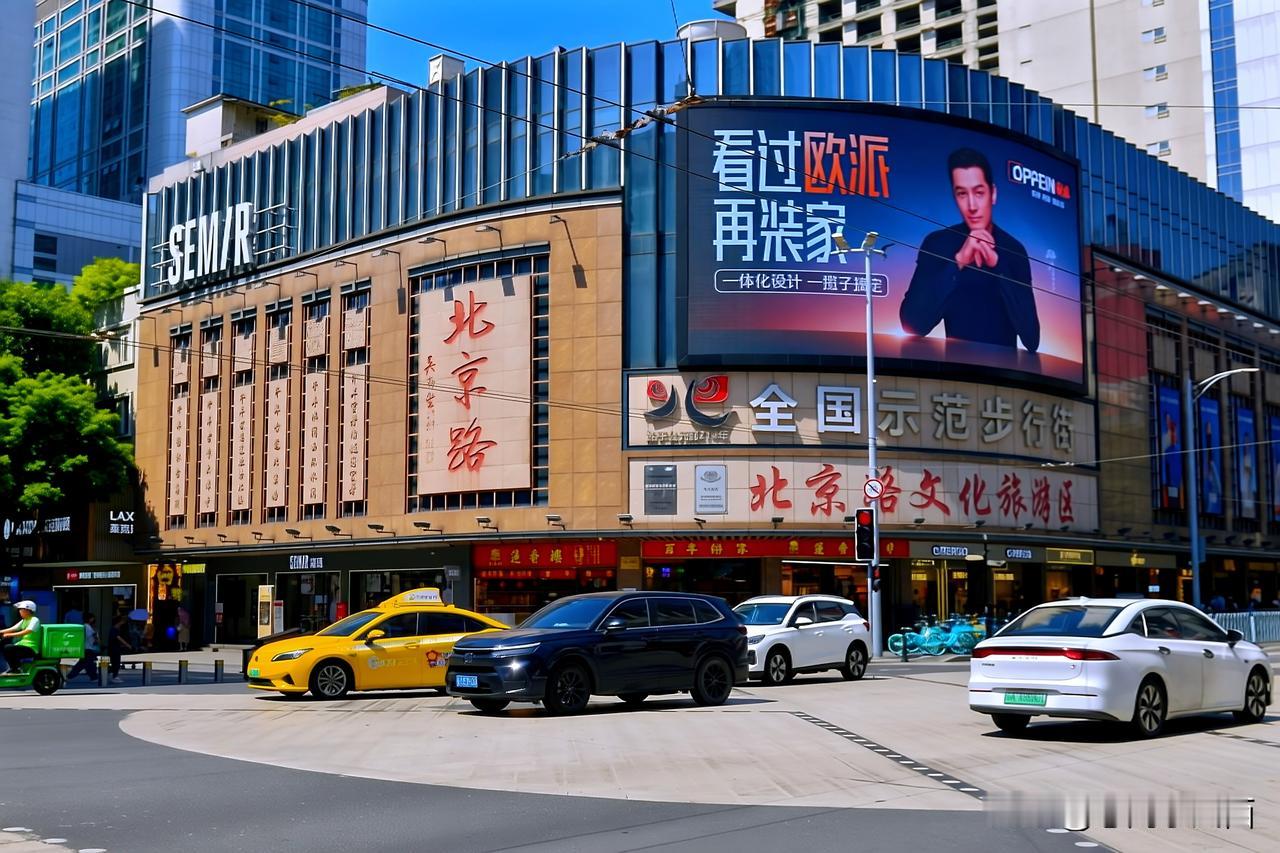 漫步北京路步行街，新大新百货大楼、财厅大厦、新华书店、太平馆西餐厅星罗棋布，古道