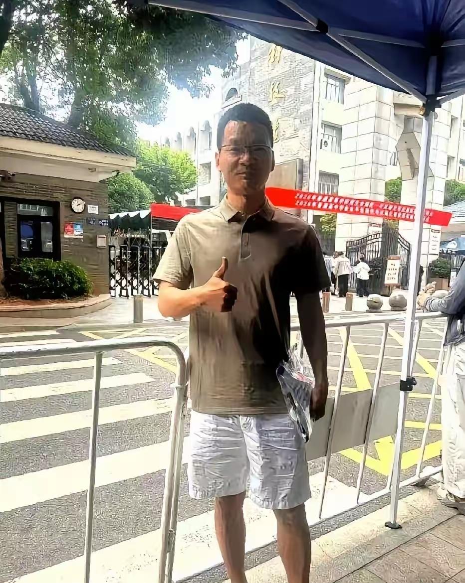 武汉一位高中数学老师，连续四年亲自报名参加高考，今年考完自己初估138分，复盘试