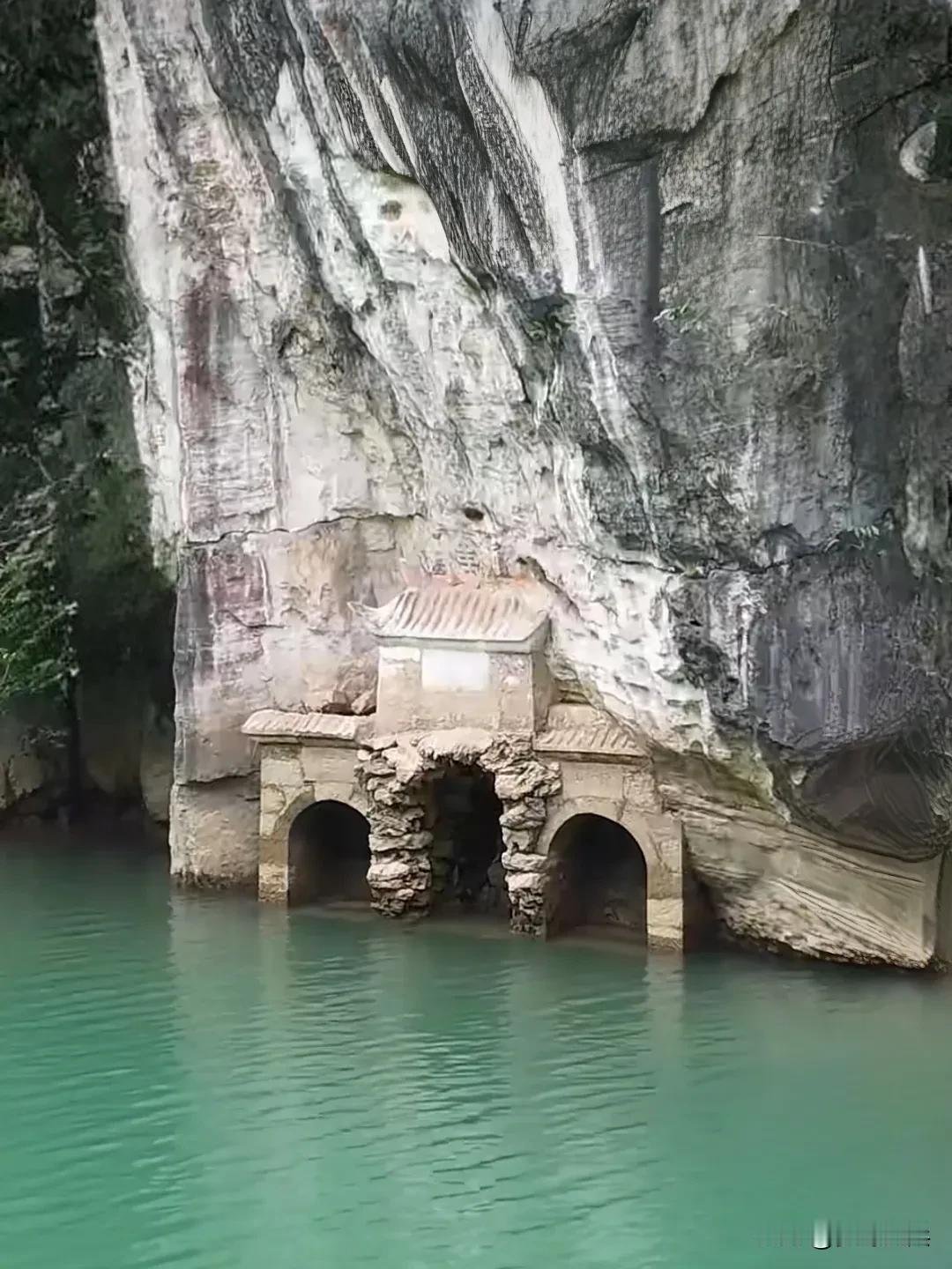 深河里干旱露出一座古墓，墓葬建在悬崖边的石头上，由于多日无雨水，几百年的古墓重见