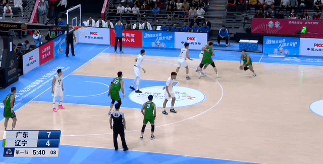 高诗岩这几个持球三分，真是打出身价，下个赛季山东队有福了，看看谁还敢再叫他“高铁