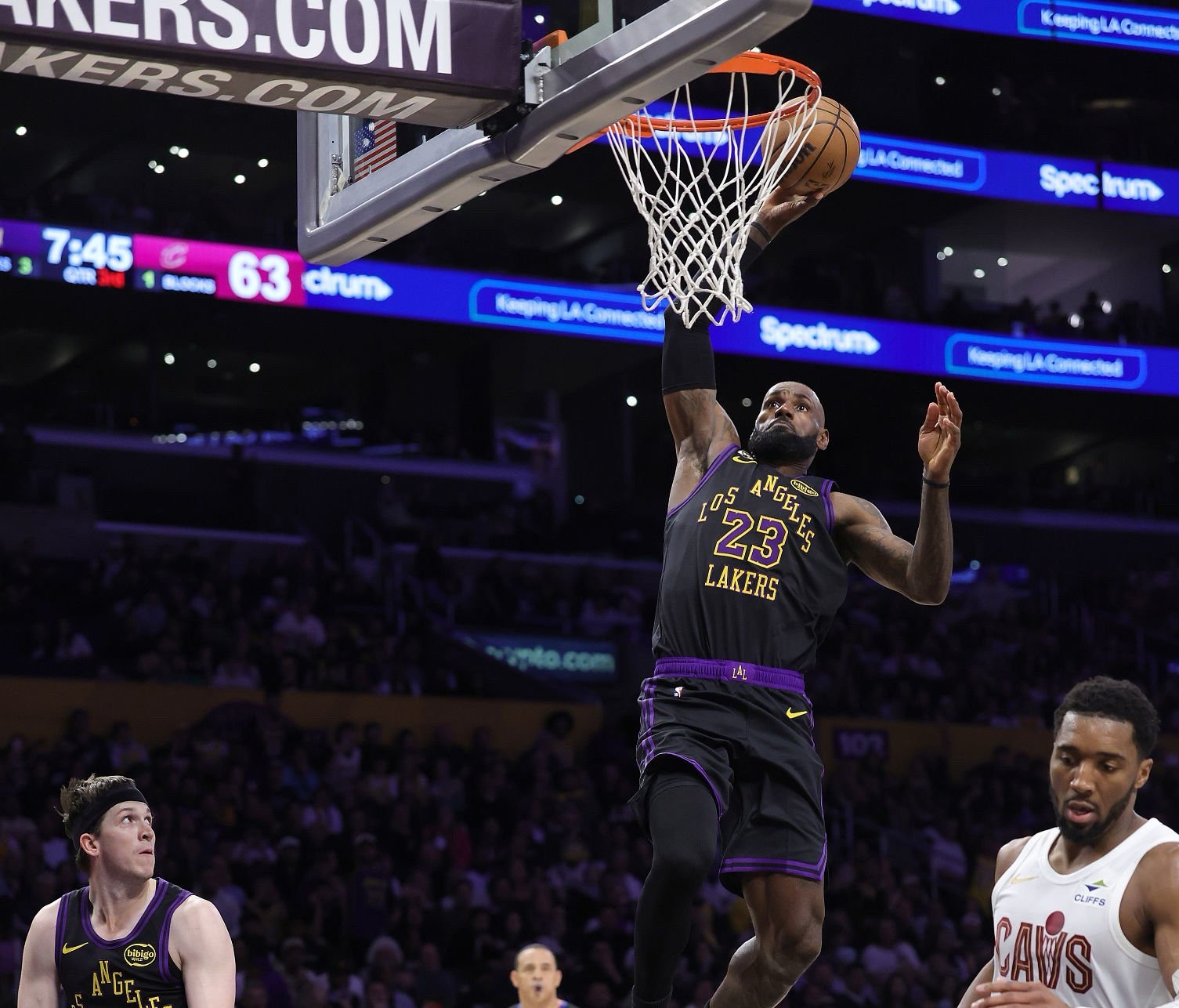 湖人已打完所有东部球队，战绩20胜10负（上赛季14胜16负）被凯尔特人和活塞横