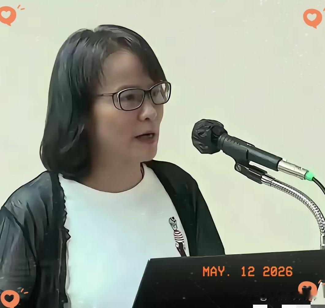 台湾爱国女教师区桂芝
严厉抨击郑丽文说：
你一边说和平，一边购买军火，这可能和平
