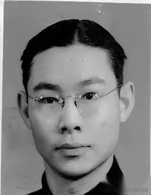 多数读者读完《红岩》，都会对出卖同志的甫志高生出强烈的憎恶。小说的人物塑造依托真