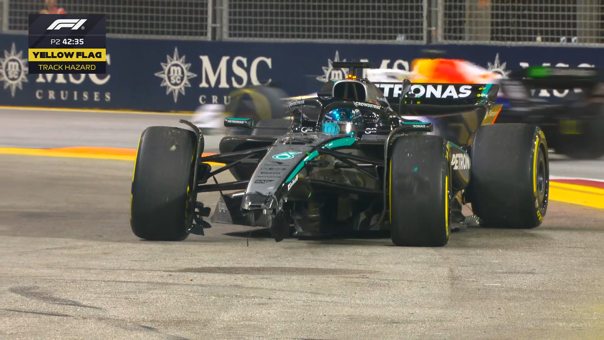 拉塞尔的赛车鼻翼受损F12025F1新加坡大奖赛 ​​​