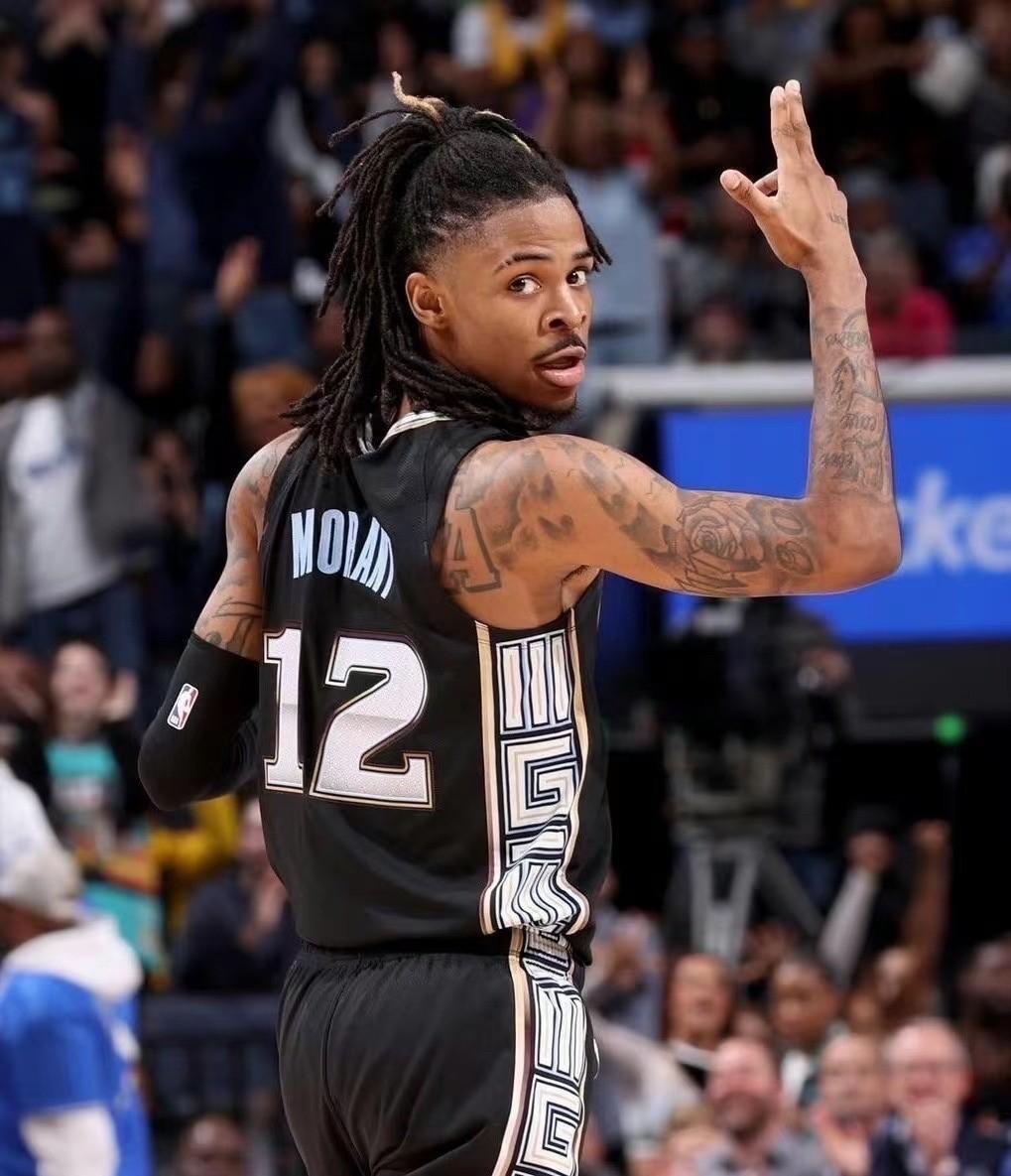 莫兰特今天复出，主场却冷清，票价跌到2美元，孟菲斯灰熊成了球迷口中的笑柄。

灰