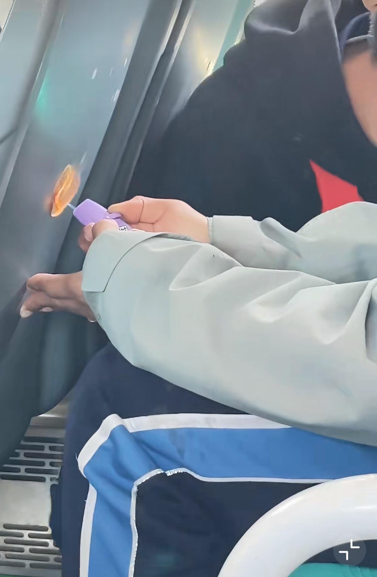 4月1日甘肃，一名身穿校服的学生，他在乘坐公交车的过程中，从包里掏出一个打火机，