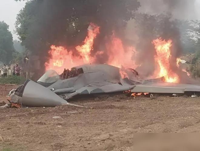 美军，快绷不住了。
短短三天，航母洗衣房起火，加油机坠毁，法军基地遇袭。这可不