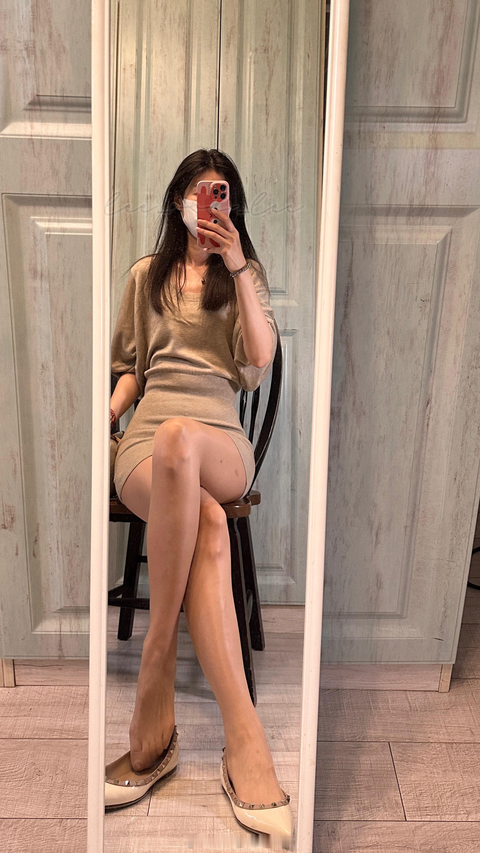 镜子里像纸片人～现实里肉肉[喵喵]今天穿什么涞觅润丝ootd ​​​