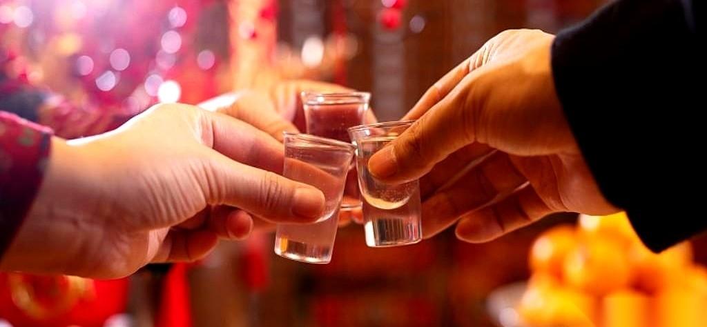 朋友一个电话，非要把我从床上拽起来，说去30公里外一个酒厂看看。
我眼睛都睁不开