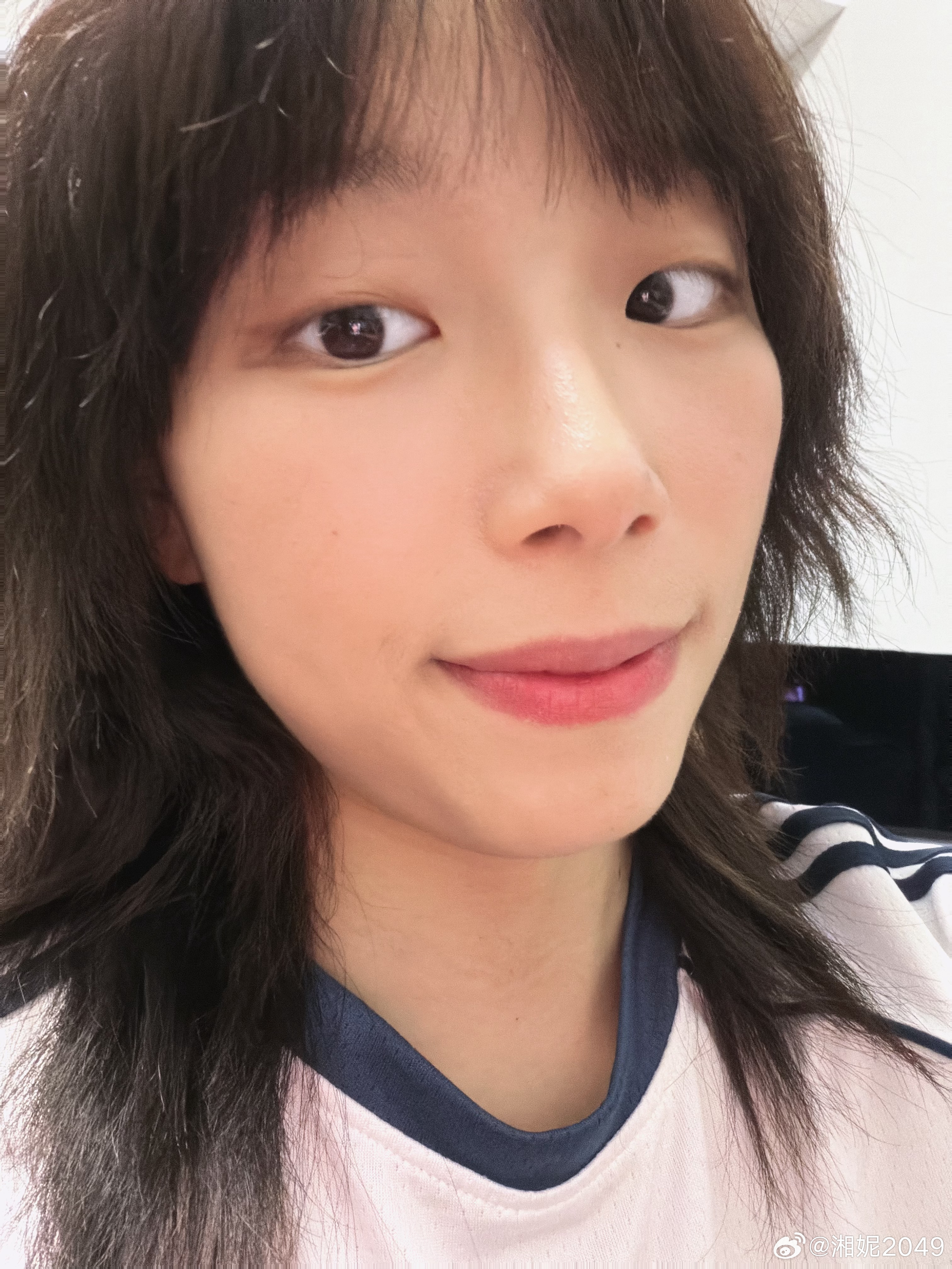 头发修了个层次，搭配上这件运动服，还真有点世界杯那味儿了！ 