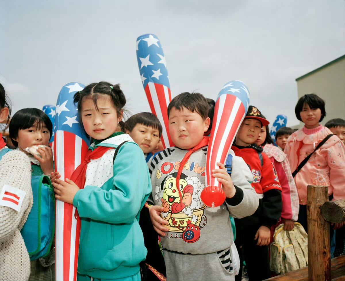 【来自投稿】在美国梦幻乐园游玩的孩子们。Martin Parr，上海，1997 