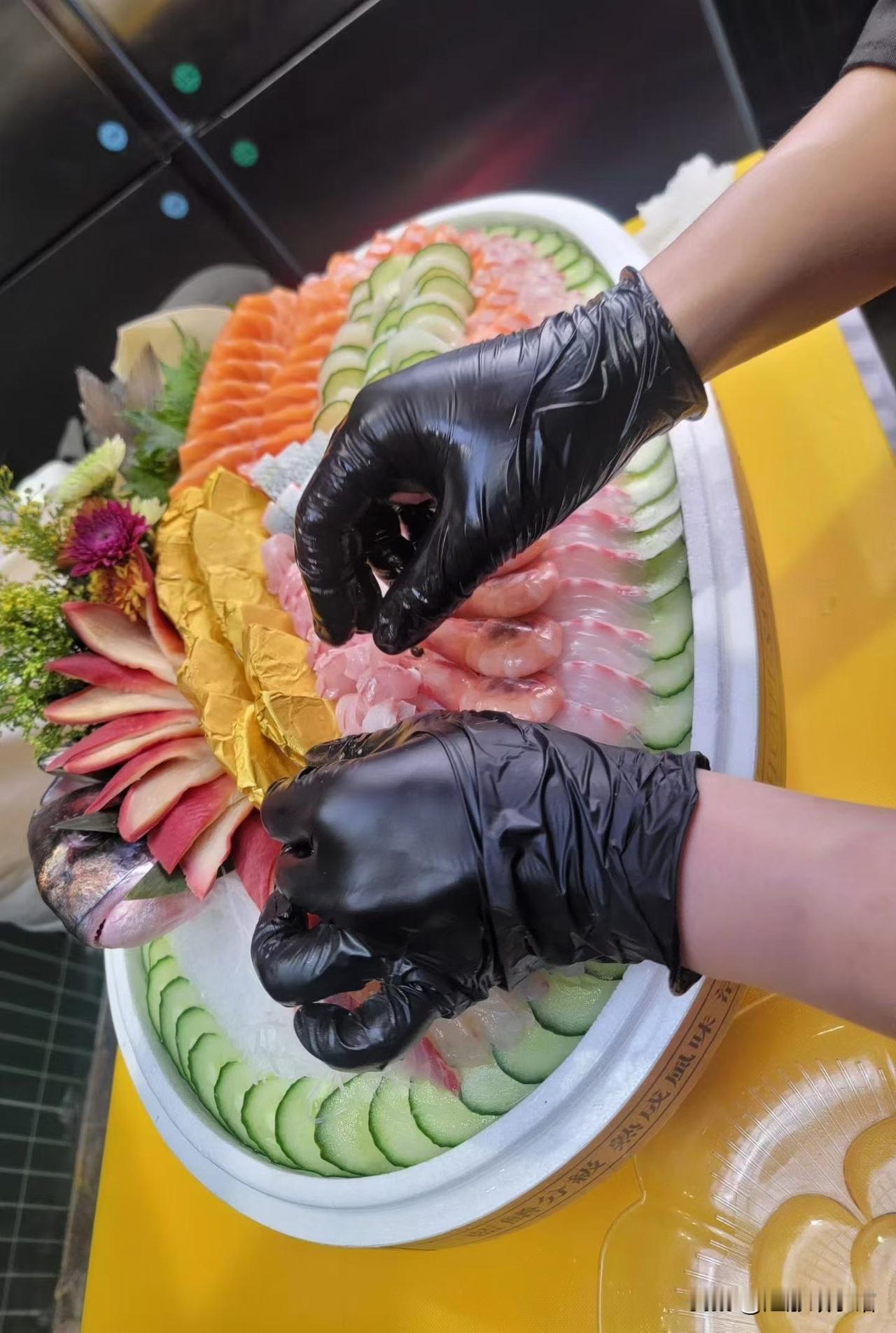 🐟 沉浸式做鱼生海鲜拼盘 ： 把大海的鲜气搬上桌✨
 
今天花了整整两小时，亲