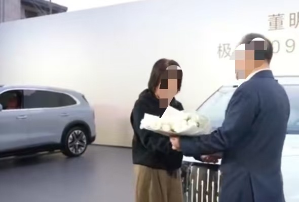 两位深耕实业多年的领军人物同框，稳重又有分量。从交流中能感受到对品质、安全与技术