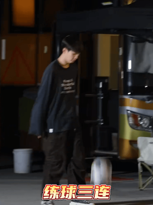 王子奇踢足球少年感王子奇新剧现场练⚽️日常[羞嗒嗒]会台球会足球，太全能了！还有