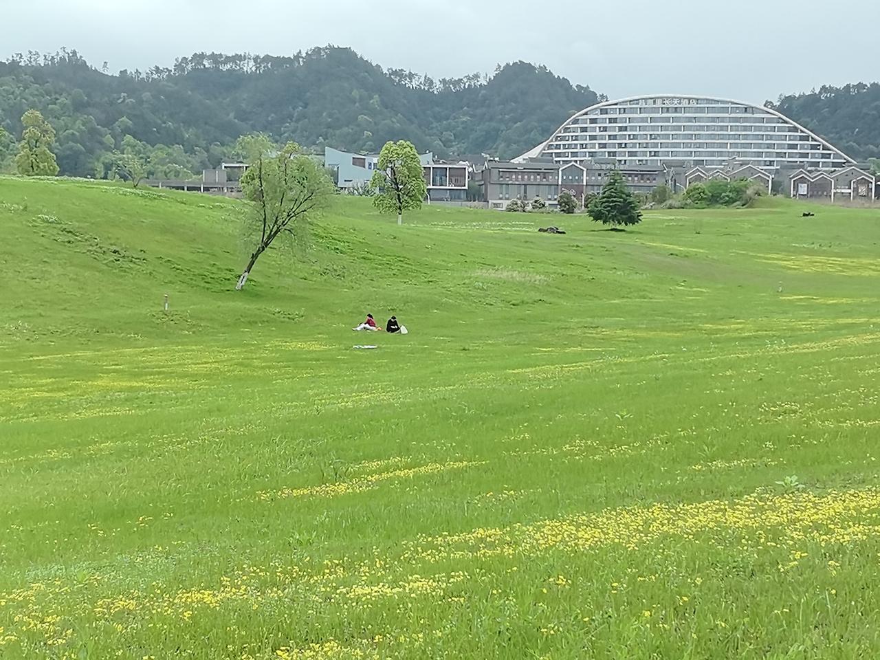夏日清凉。此时的夏，似乎缺了往年的炎热。出门骑行，眼中风景，隐隐藏着暮春意味。太