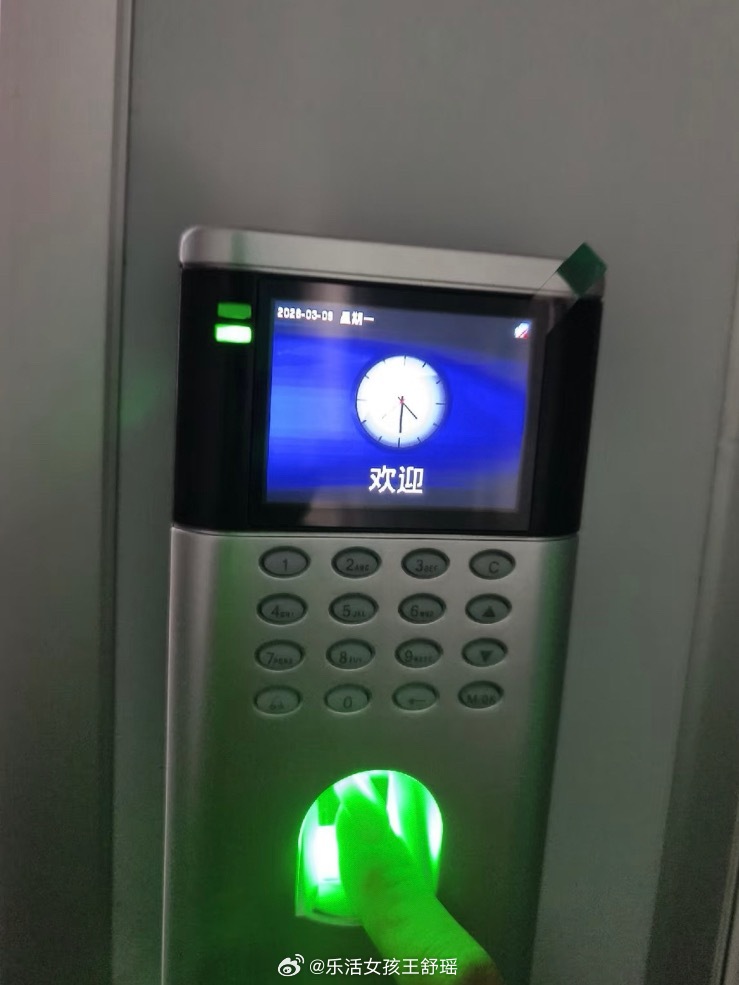 打工人的打卡手永远不做长美甲只有打工人才懂食指和拇指做短甲的含金量春风里派对你好