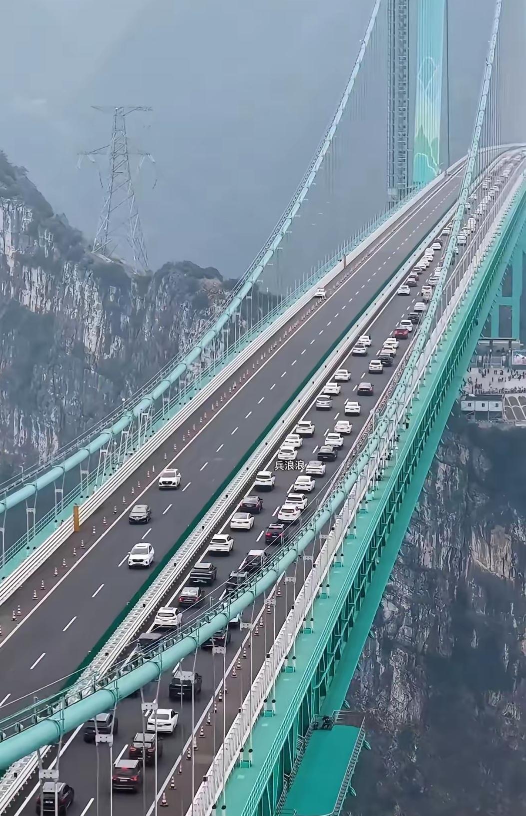 高峡架高桥，天堑变通途。