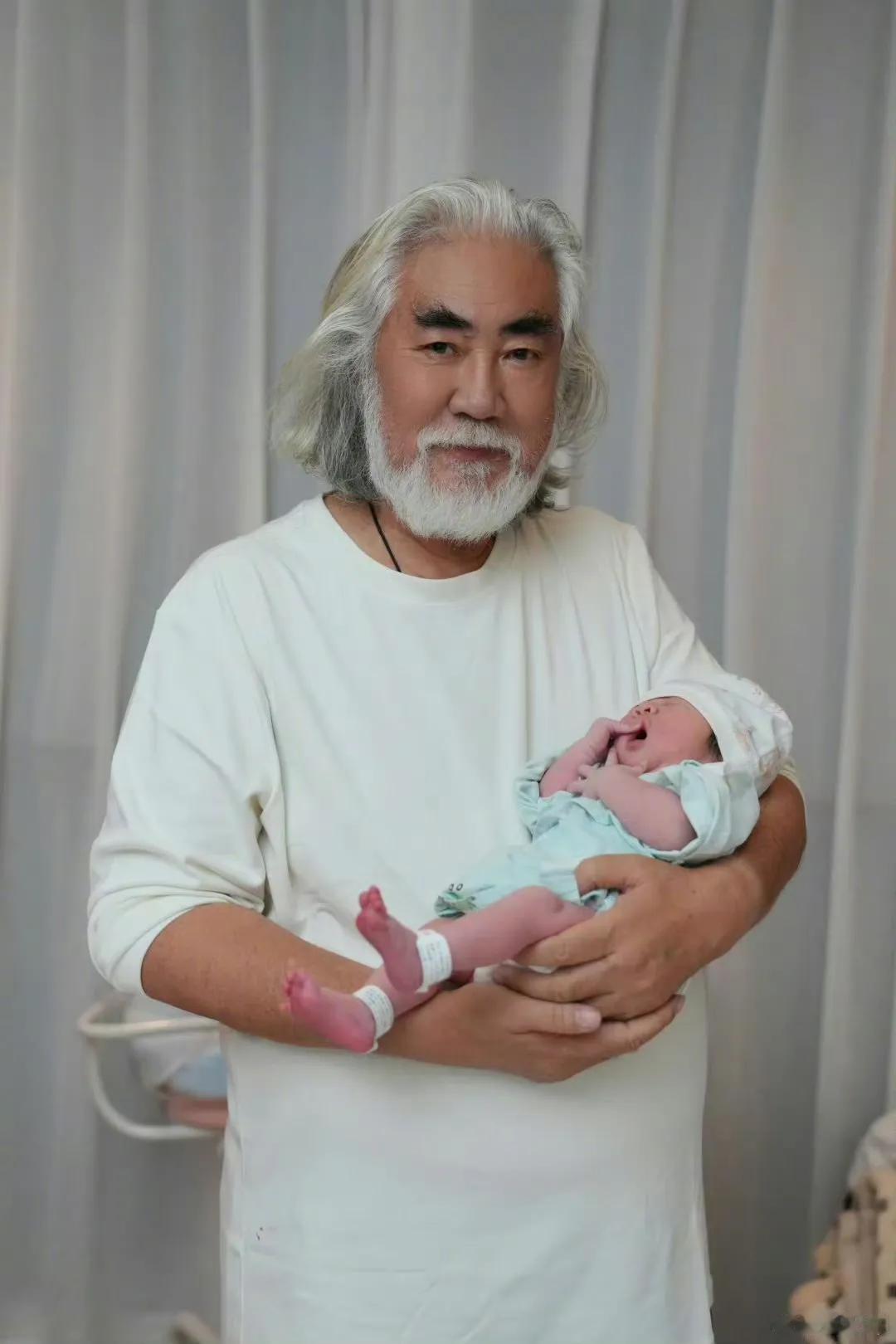 据说这幅对联是当下老年人的现状：
上联：生娃恋爱年逾古稀
下联：烈士暮年壮心不已