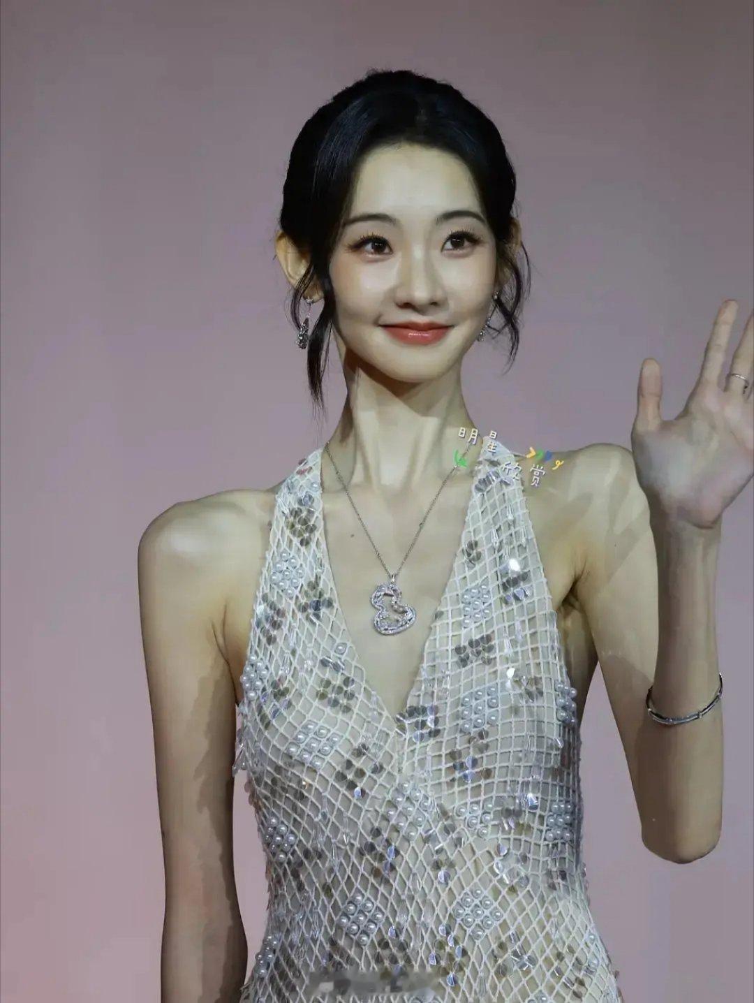 张艺凡竟然这么瘦吗。。我的老天奶 ​​​