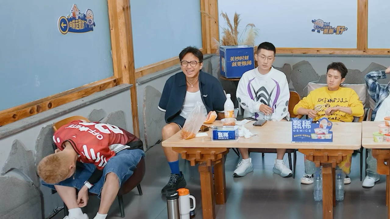 邓超鹿晗死嘴快憋啊你们俩个会不会表现的太隐晦了 人在尴尬的时候就会很忙