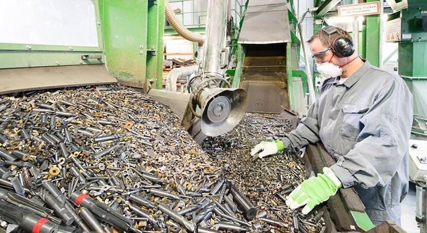 眼看着本土珍贵的钨废料被日本、欧洲企业大量扫货，市场价格一路疯涨，美国直接动用《