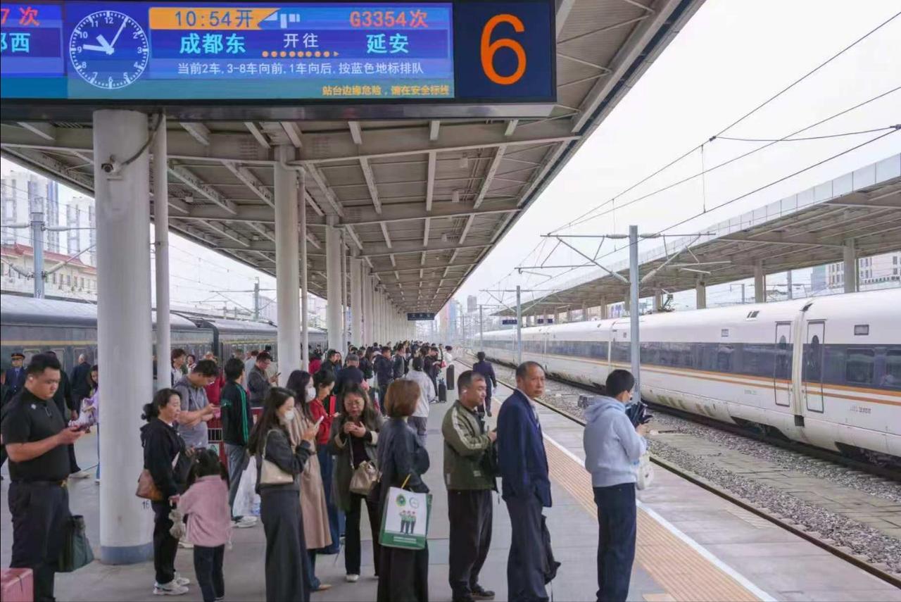 【假期第三天西路局加开旅客列车61列】5月3日，“五一”假期第三天，陕西铁路旅客
