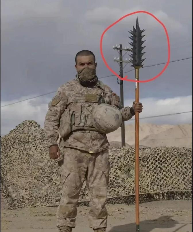 哎哟，这哥们儿戴个面罩，手里还拎着个“霹雳火”狼牙棒，那气势，真不是盖的！

一