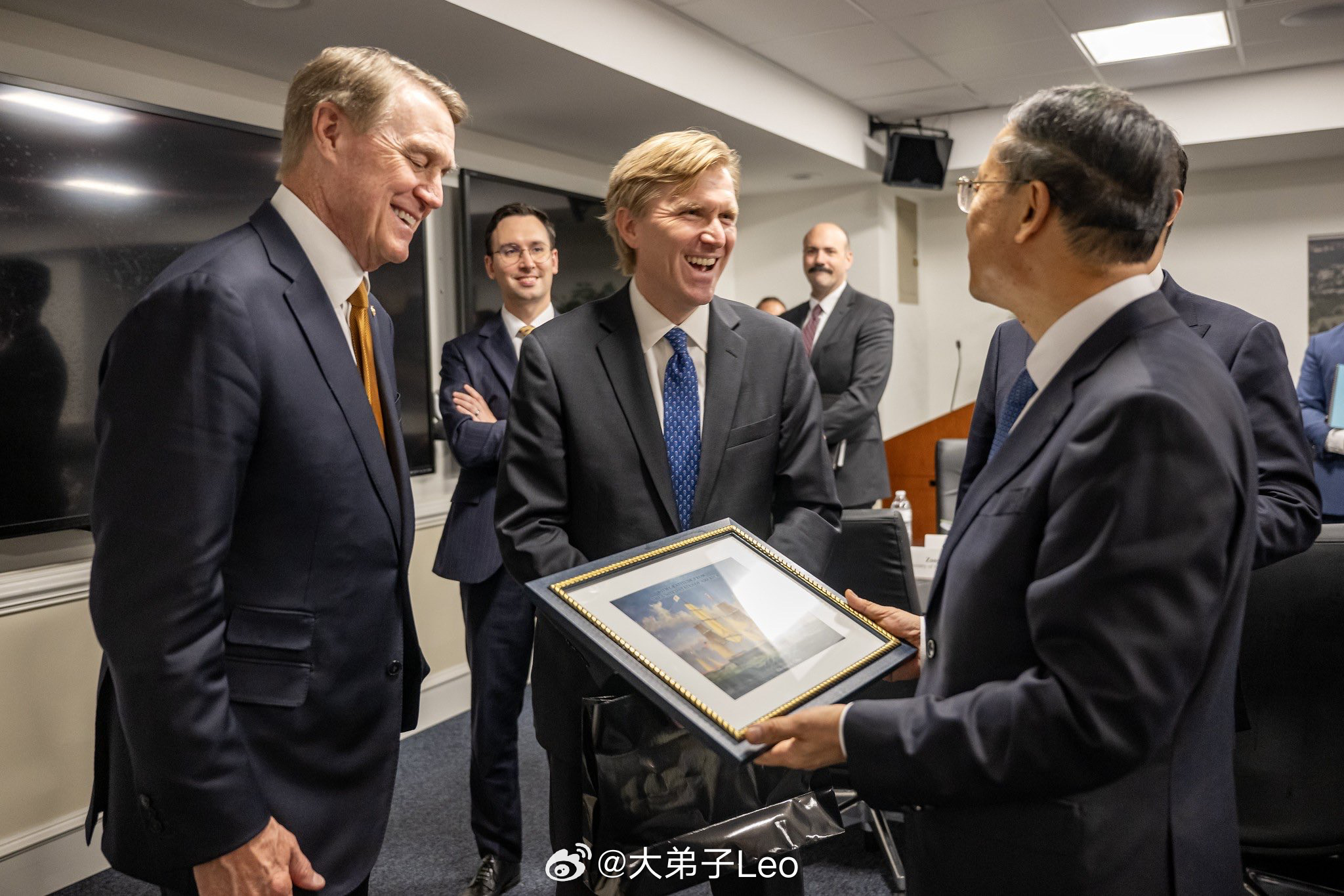 美国战争部政策副部长会见我方到访的外交部副部长马朝旭，两国大使出席热点现场