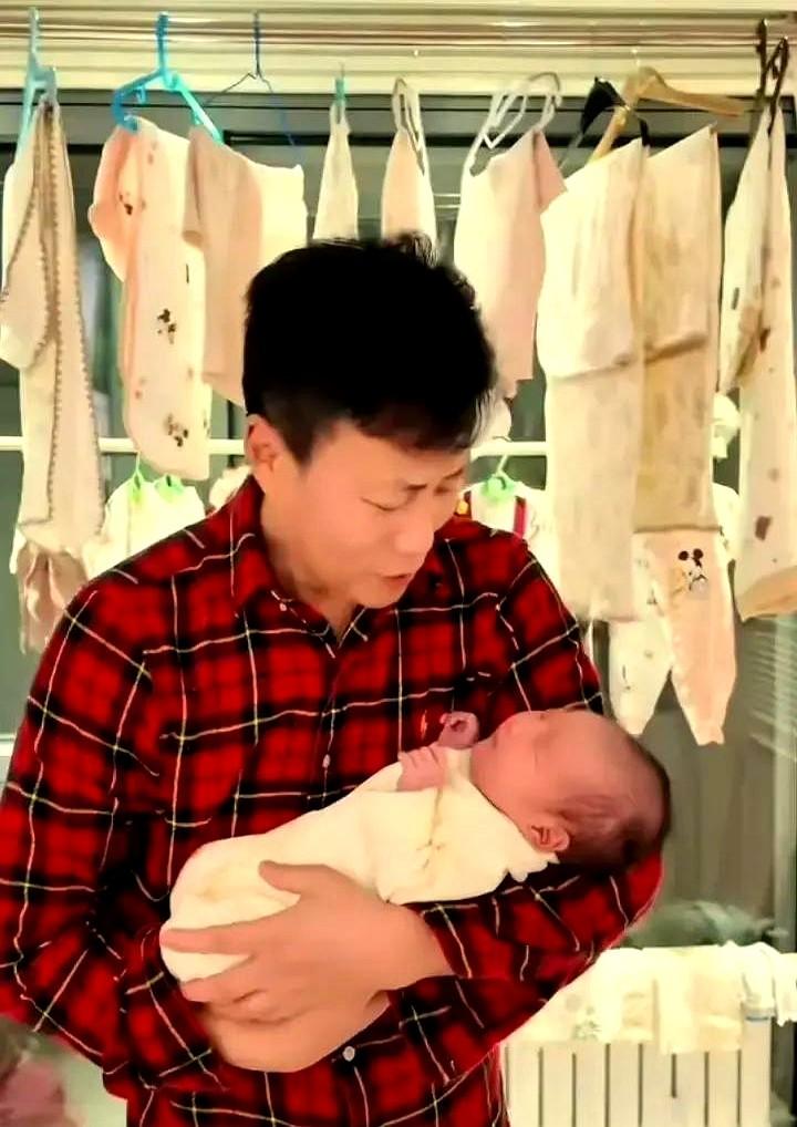 55岁耿为华再当爸，娶了小20岁幼师，这回是真低调啊！

最近给小女儿办满月酒，