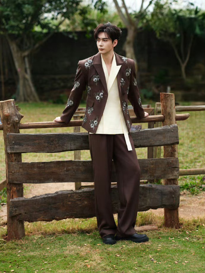 陈星旭不卷了去农场当主理人了陈星旭今日金鹅奖红毯造型来了，一身棕色套装出现在农场