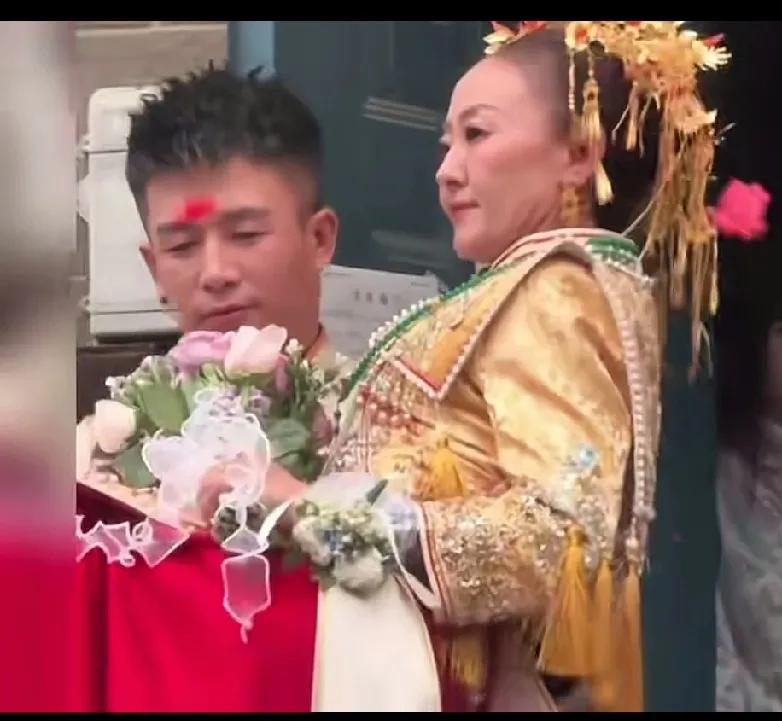 这个新娘看着比新郎，年龄要大一点吧，看新娘的表情，很幸福很自豪。
这新娘可能是富