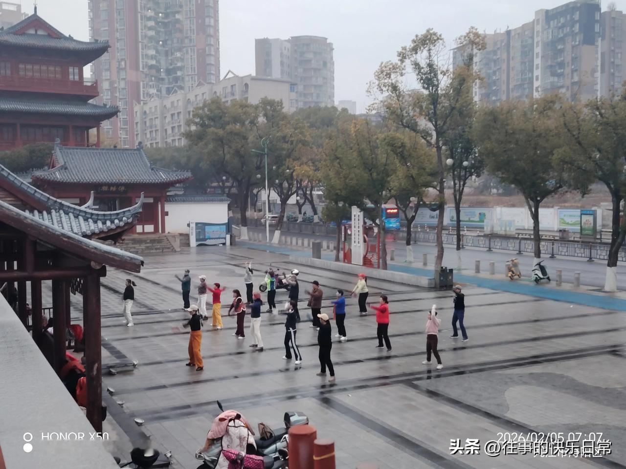 新年爱好打卡2月5日长江岸边《浔阳楼》前晨练舞蹈表演