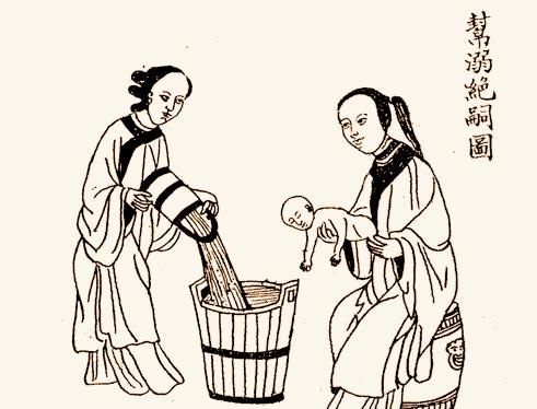 这是一张令人毛骨悚然的图片。如果你不看文字，会以为这是两个女子给婴儿洗澡，一副温