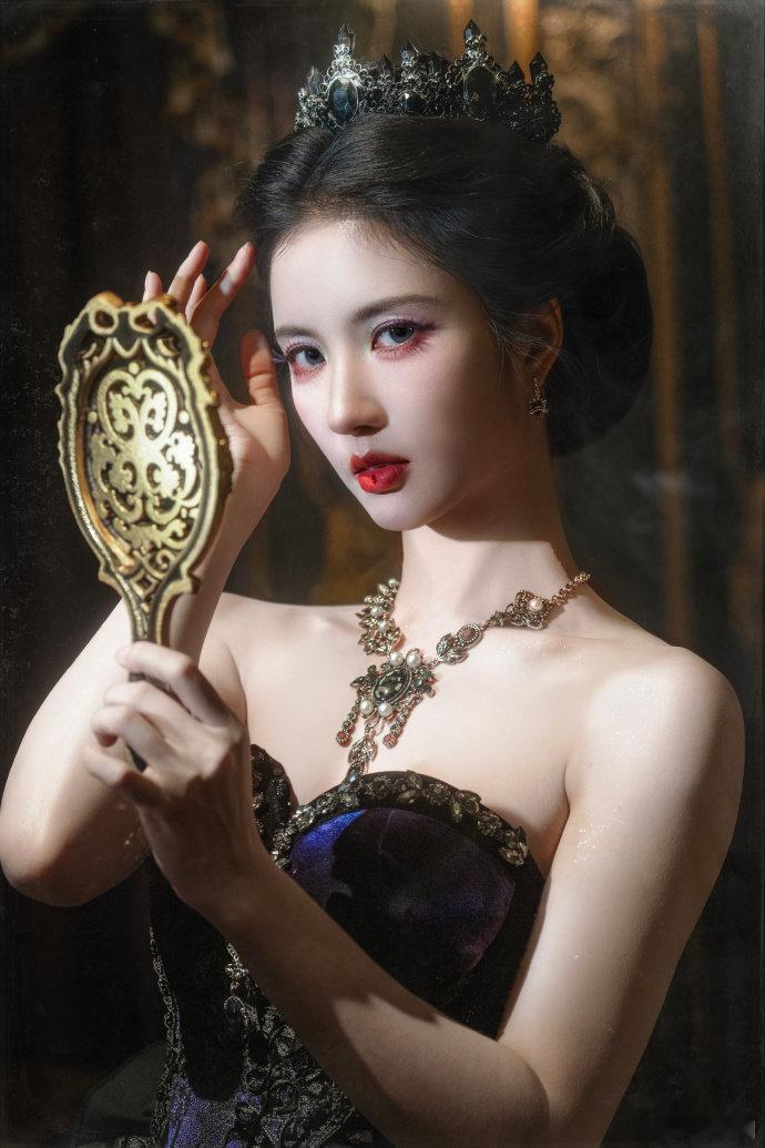 刘些宁中世纪宫廷公主 手持金色魔镜的那张，氛围感直接拉满，这就是童话里邪恶皇后本