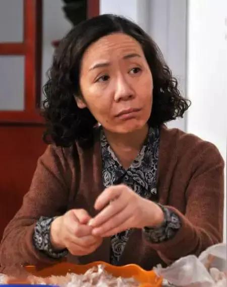 正是杨青这扎实的演技，让王秀花这个角色跳出了“搞笑配角”的框架，成为《候车大厅》