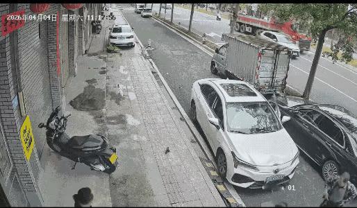 穷追不舍啊？
这是一场交通事故吗？纯是一场追杀，不撞到你誓不罢休，你就是跑到天涯