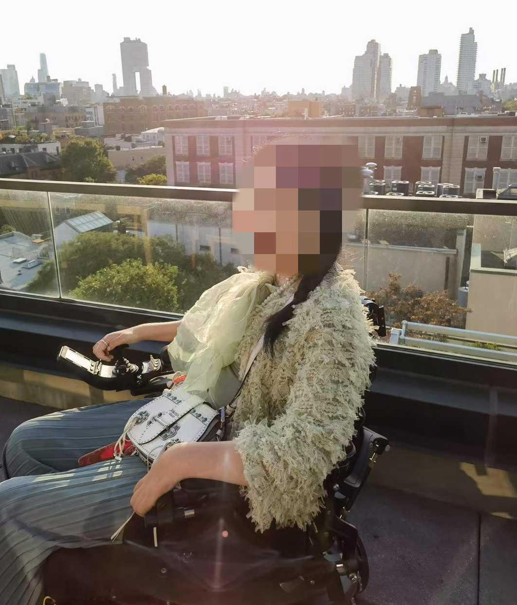 【高位截瘫女士订酒店被拒电动轮椅进房，西安“自制规定”惹争议——无障碍，是说说而