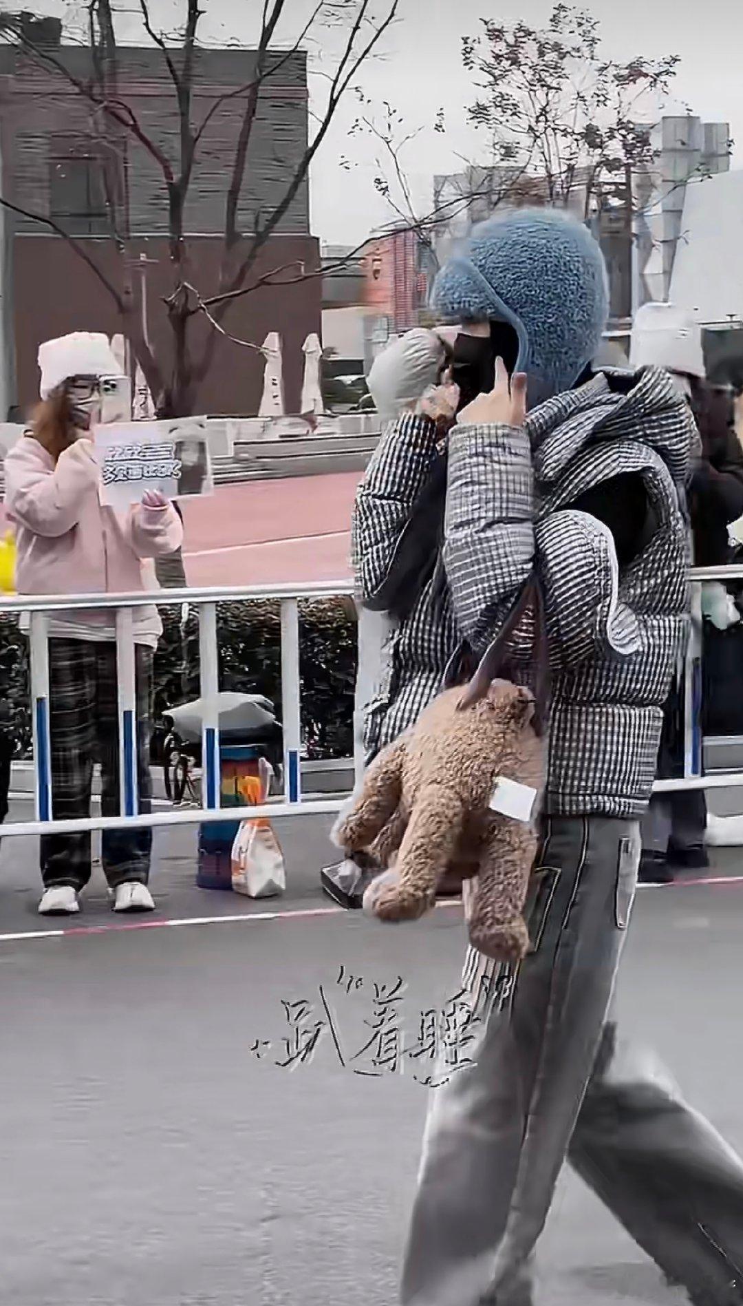 虞书欣给粉丝隔空签名 虞书欣宠粉名场面 + 1！隔空签名软萌又温柔，这可爱程度谁