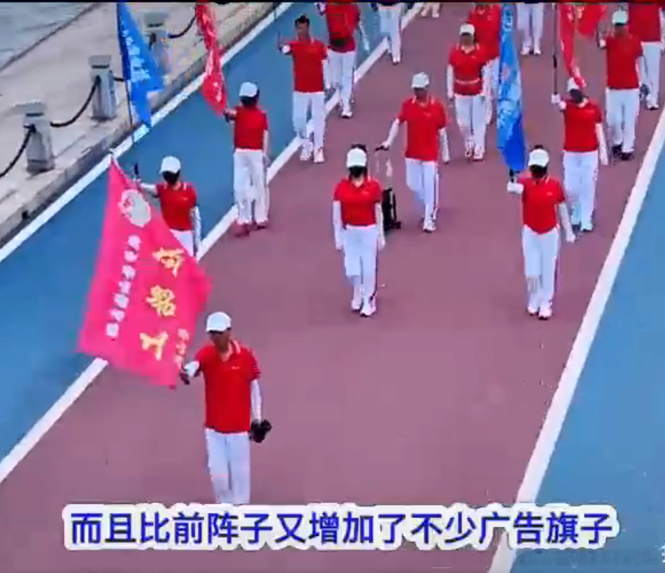 老年暴走团逼停救护车 这是什么传销组织吗？队伍整齐，拿着广告旗子，就连消防车救护