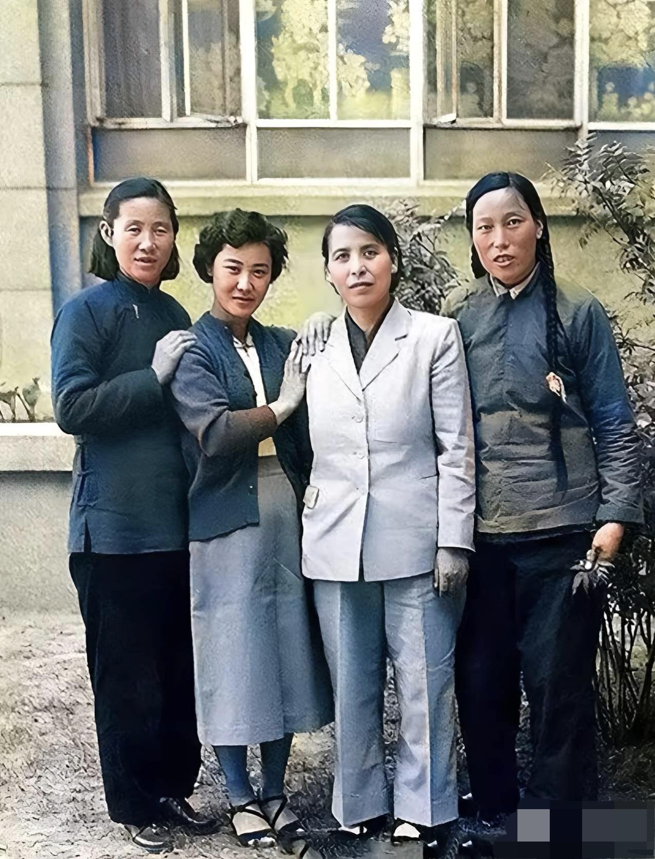 1954年第一届全国人民代表大会期间，四位来自山西的女代表在会议期间的珍贵合影。