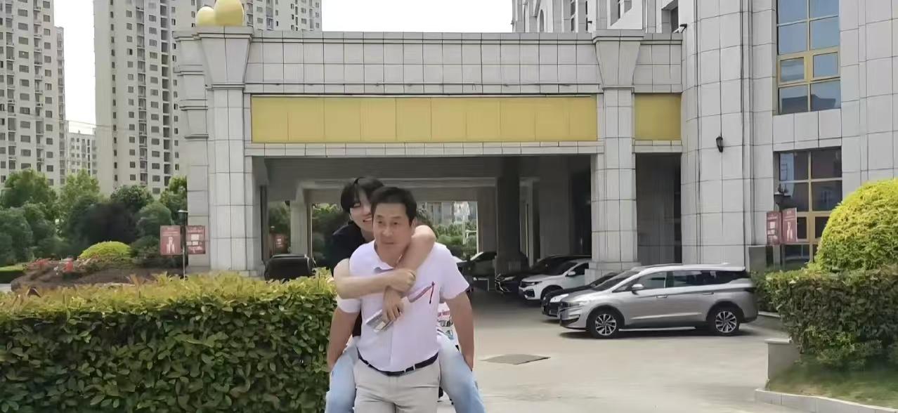 这才是最动人的师生情。

2026年6月8日，高考第二天，六安霍邱县的53岁班主