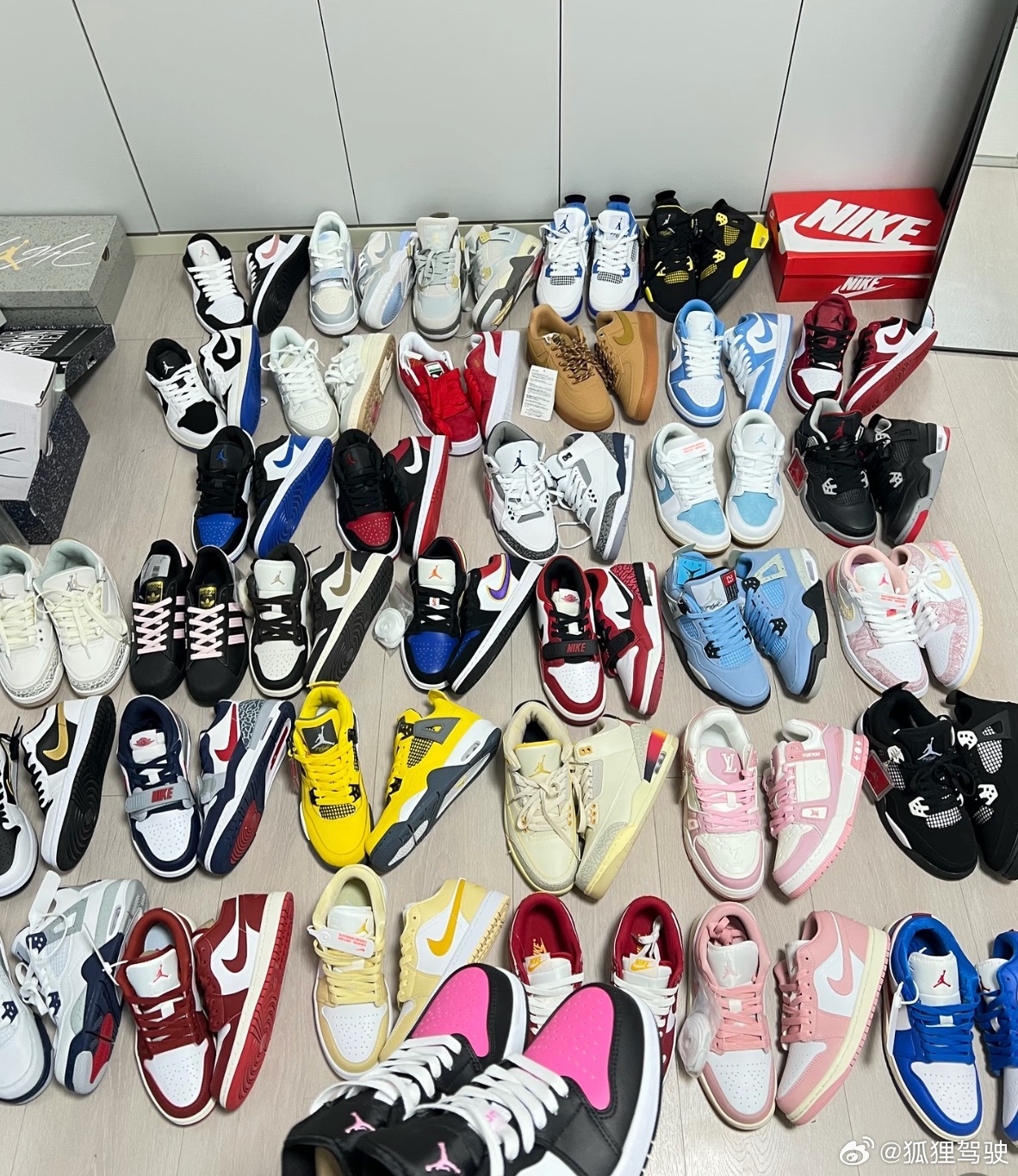 我有发言权！🙋最有钱的时候买了最没用的东西初中那年代怎能不算是AJ的铁粉呢？每