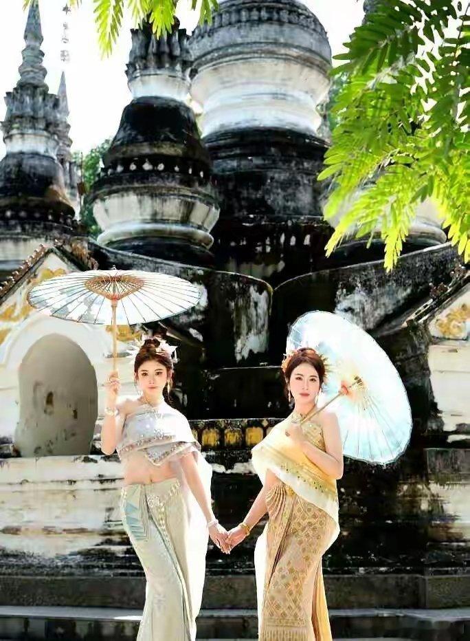 吴艳妮和她妈妈合影，感觉她妈妈好年轻 